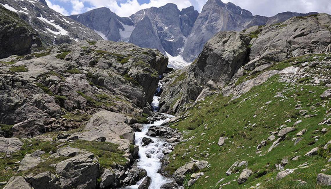 Arroyo de montaña en los Pirineos
